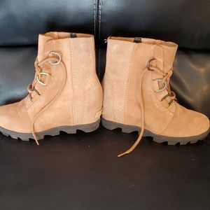 Girls sorel camel boots! So cute!